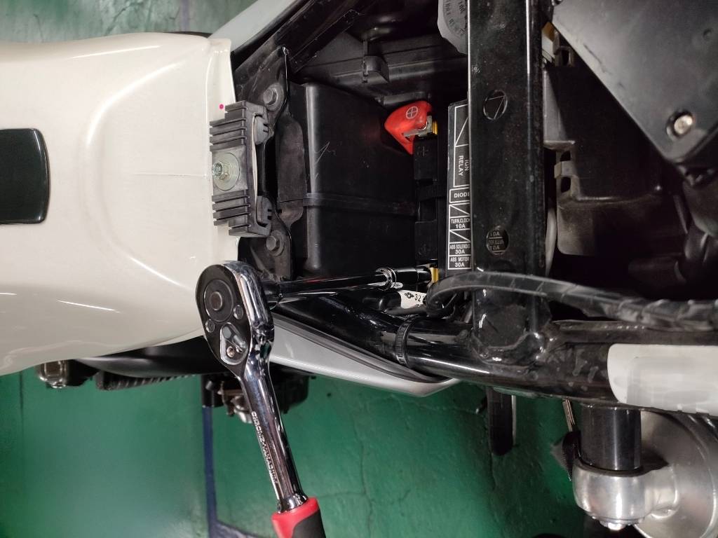 Disconnecting battery from CB1100