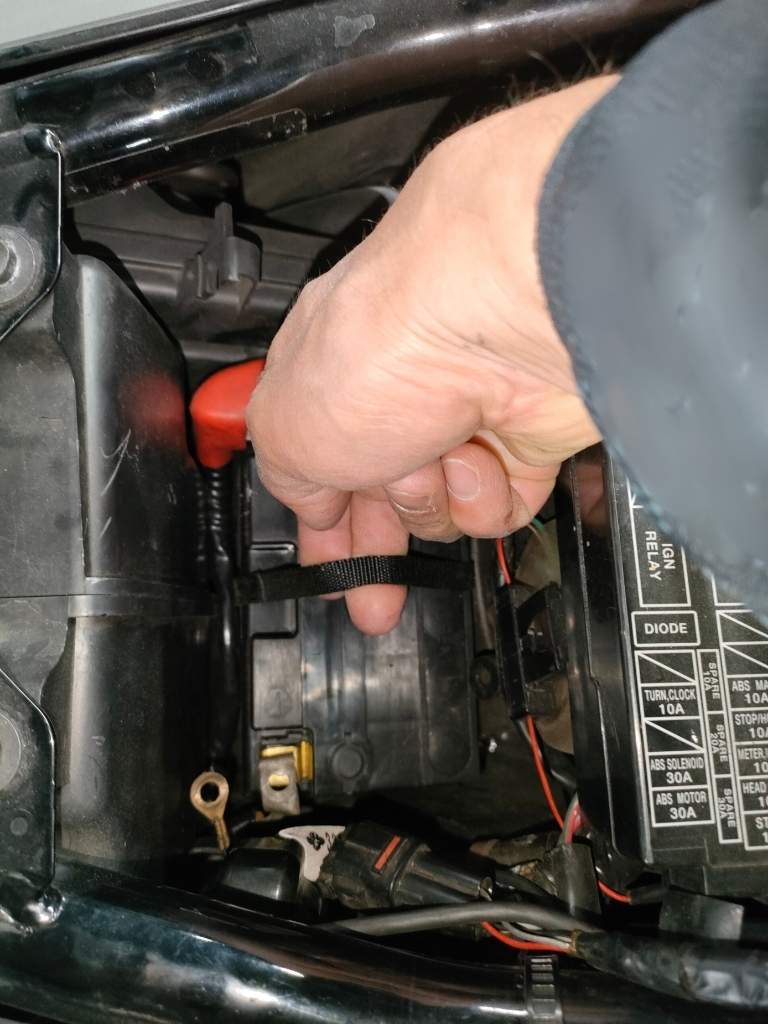 Removing battery into CB1100