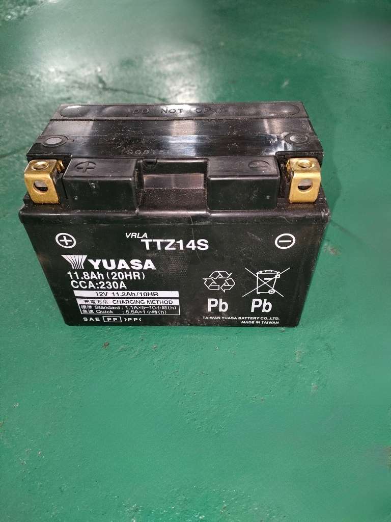 Removed battery from CB1100の, Taiwan Yuasa TTZ-14S