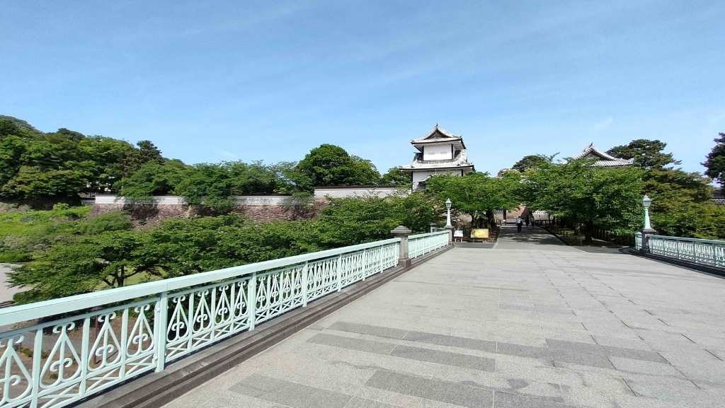 金沢市の金沢城を遠くに望む風景