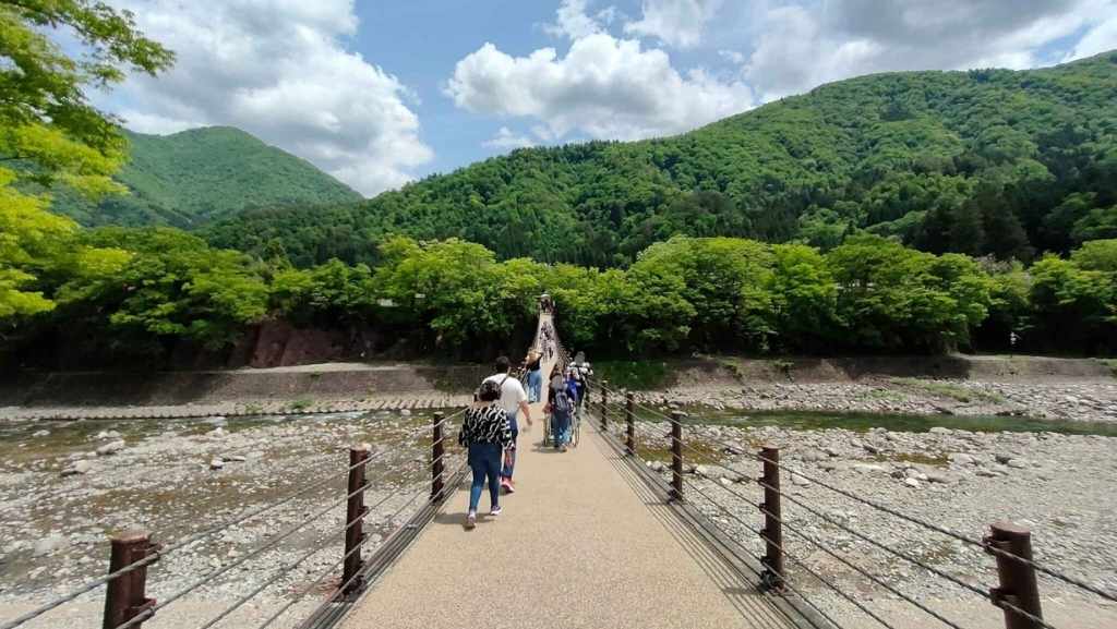 白川郷の集落に向かう吊橋の風景