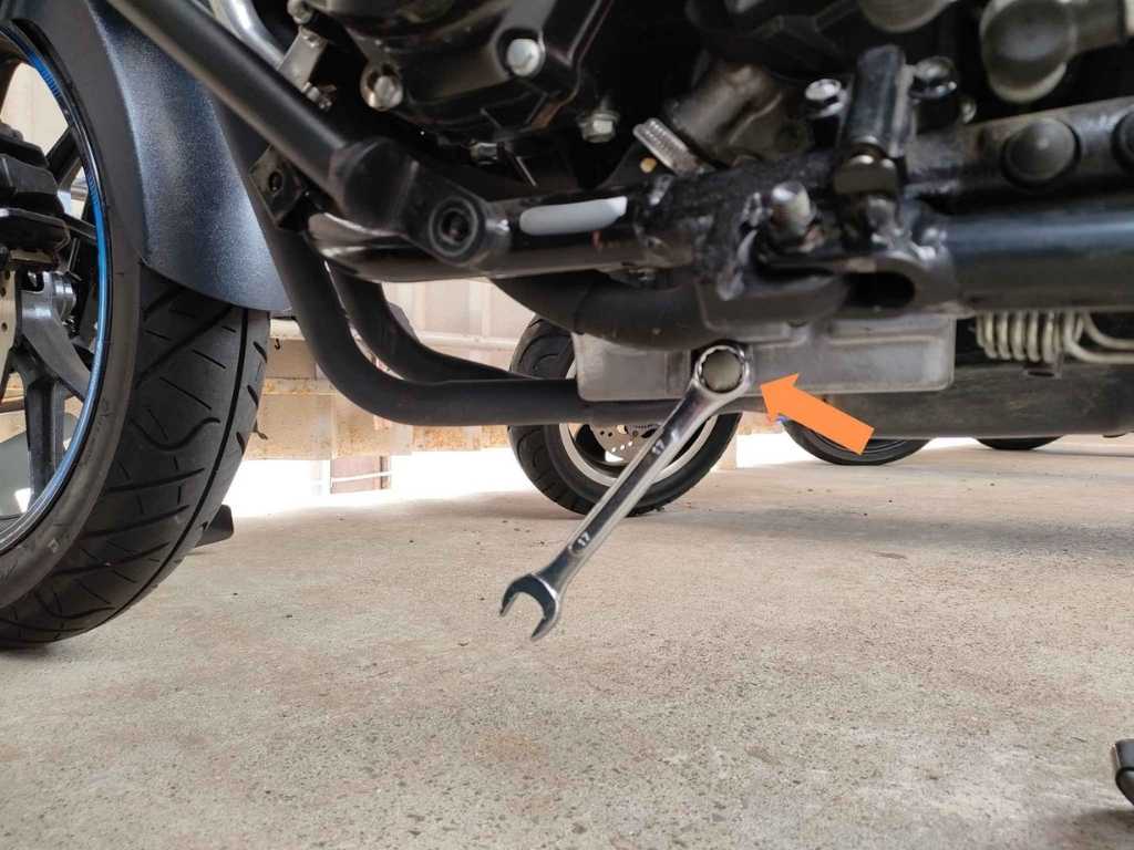 Loosening the drain bolt