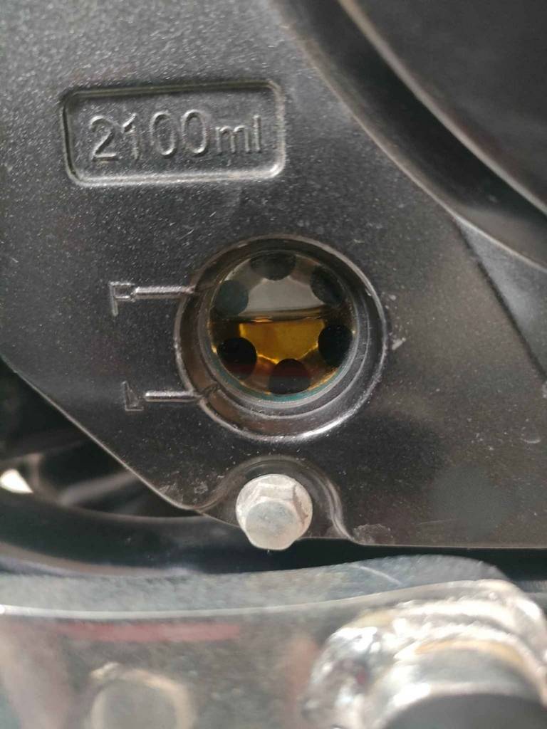 Oil gauge after pouring 2.0L fresh oil