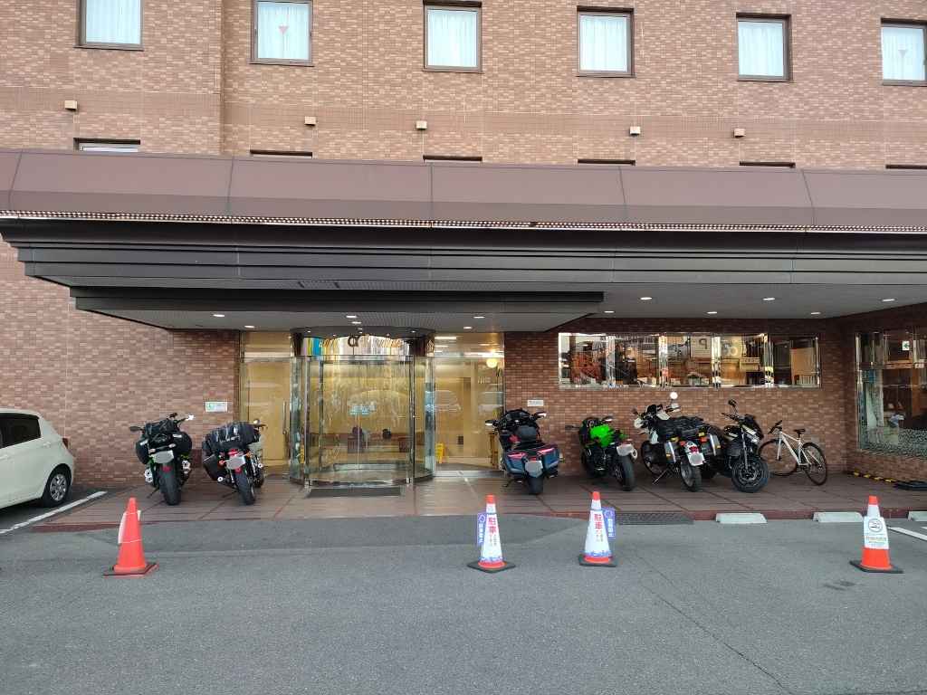ホテル・アルファー津山のバイク駐車場（ホテル前、屋根あり）