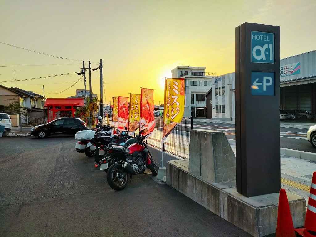 ホテル・アルファー津山のバイク駐車場（ホテル脇、屋根なし）