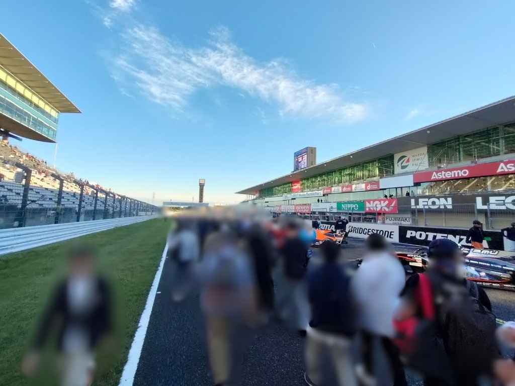 スーパーフォーミュラのレース後のコース開放でコース上を歩くファンの光景