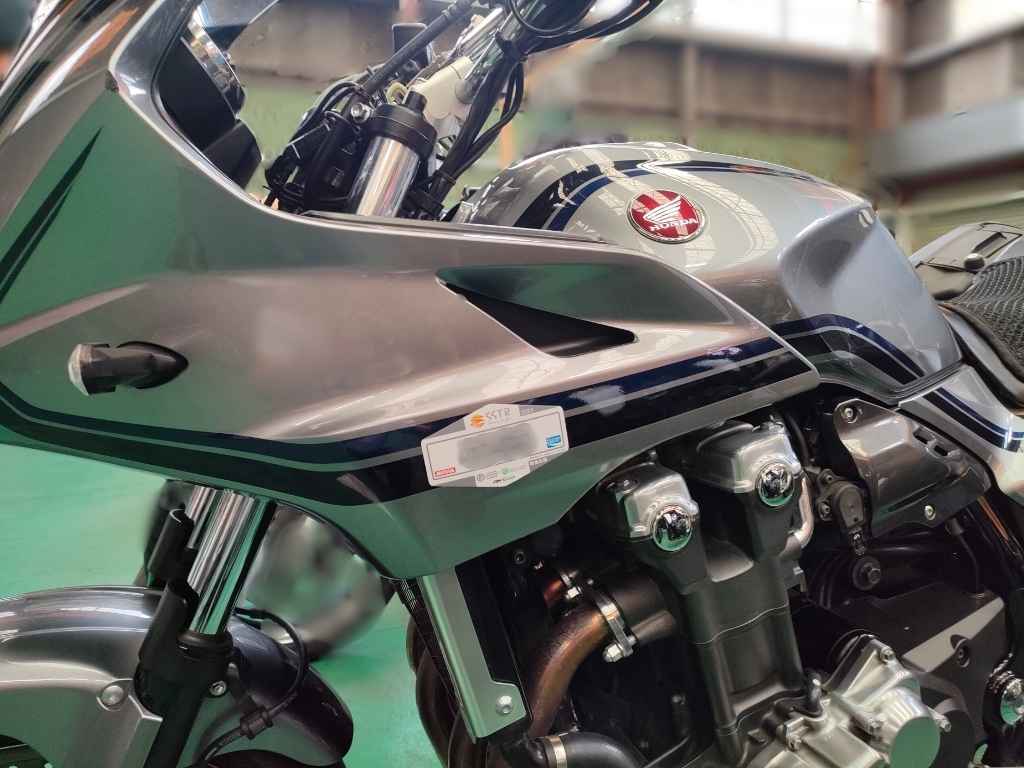 SSTR2025ステッカーを貼り付けたCB1300SB(側面)